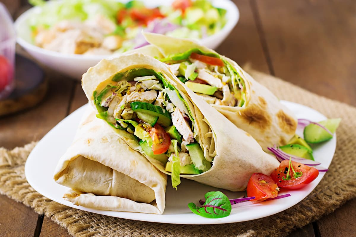 Wraps de pollo con verduras y aguacate