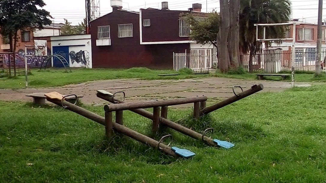 Columpios de madera en parque urbano