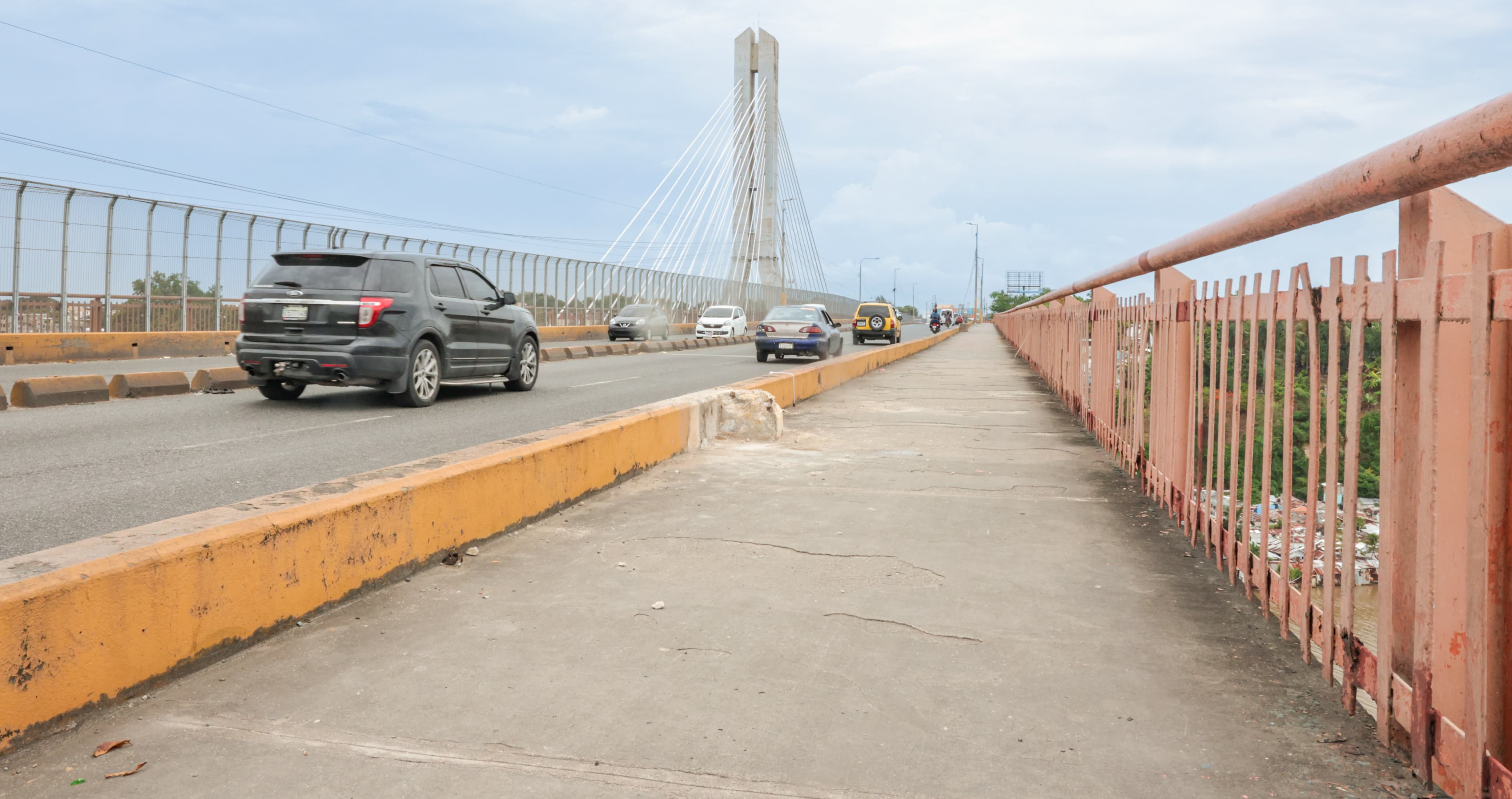 Puente con coches circulando y pasarela peatonal.