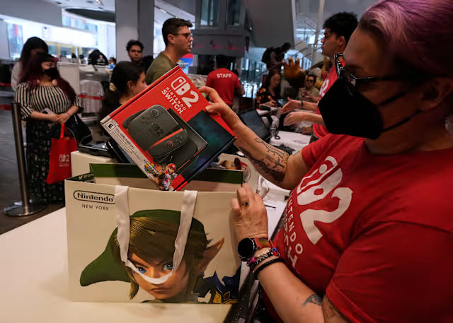 Persona comprando consola Nintendo Switch en tienda.