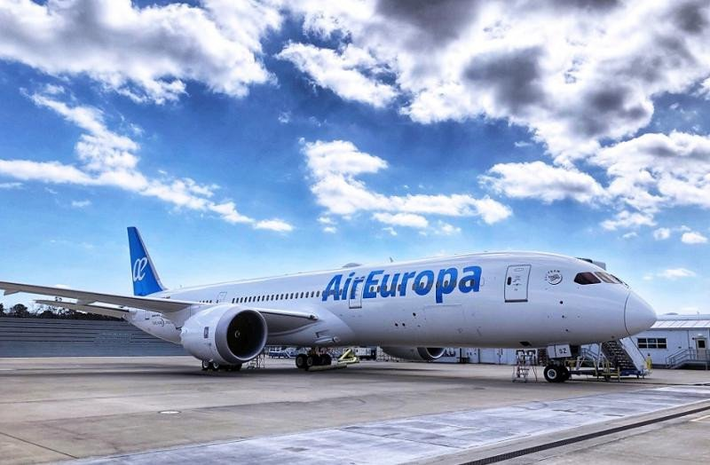Avión Air Europa en pista bajo cielo nublado
