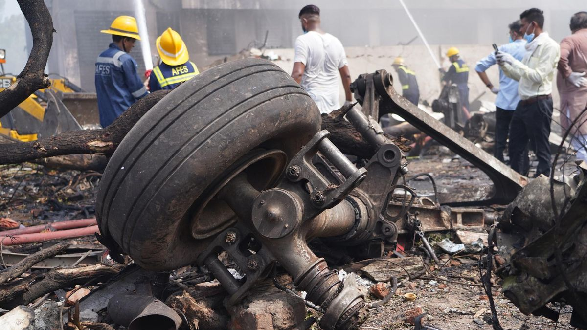 Restos de avión tras accidente con bomberos presentes