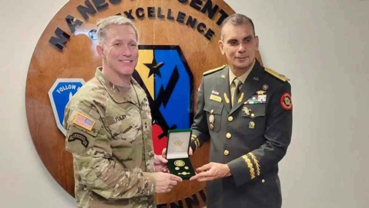 Comandante del Ejército realiza visita al Instituto de Cooperación para la Seguridad del Hemisferio Occidental