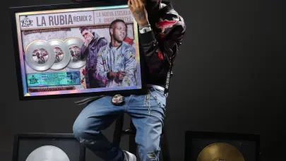 Babilom Recibe Discos de Oro y Platino por su Tema La Rubia