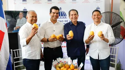 Wellington Arnaud se reúne con comunitarios y participa en la Feria del Mango en Baní