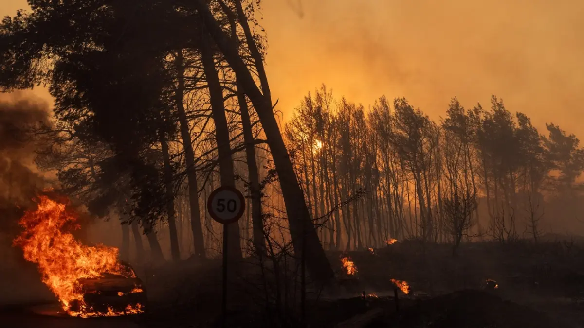 Un gran incendio a las afueras de Atenas obliga a evacuar a cientos de personas
