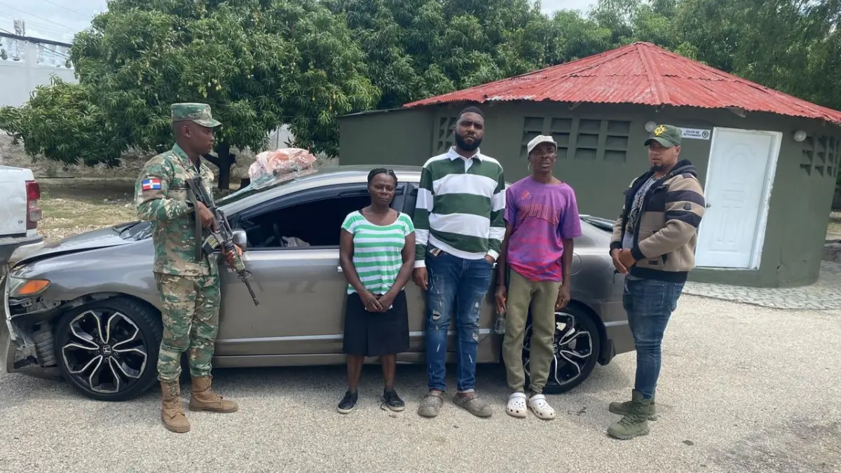 Conductor que trasladaba indocumentados choca con cabaña al evadir al Ejército