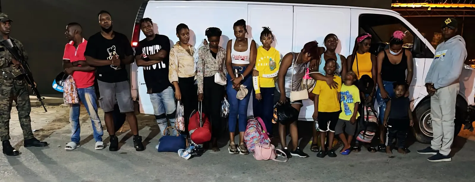 Detienen 14 migrantes indocumentados en una miniván en Valverde