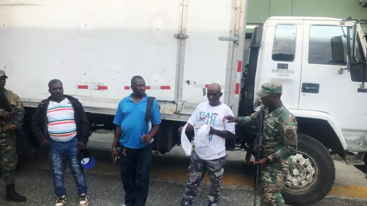 Arrestan nacional haitiano transportando compatriotas indocumentados en un camión en San Juan de la Maguana