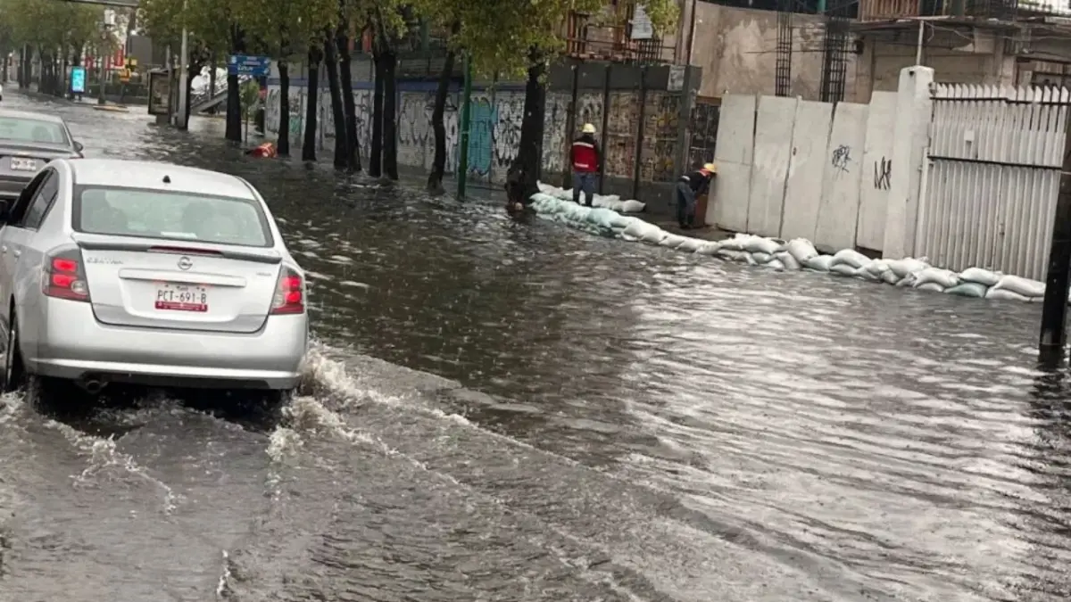 Intensas lluvias desatan alerta roja e inundan la Ciudad de México
