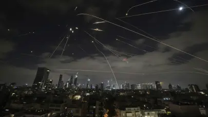 Con el humo de las bombas de fondo, los iraníes debaten sobre Israel, Jameneí e Irán