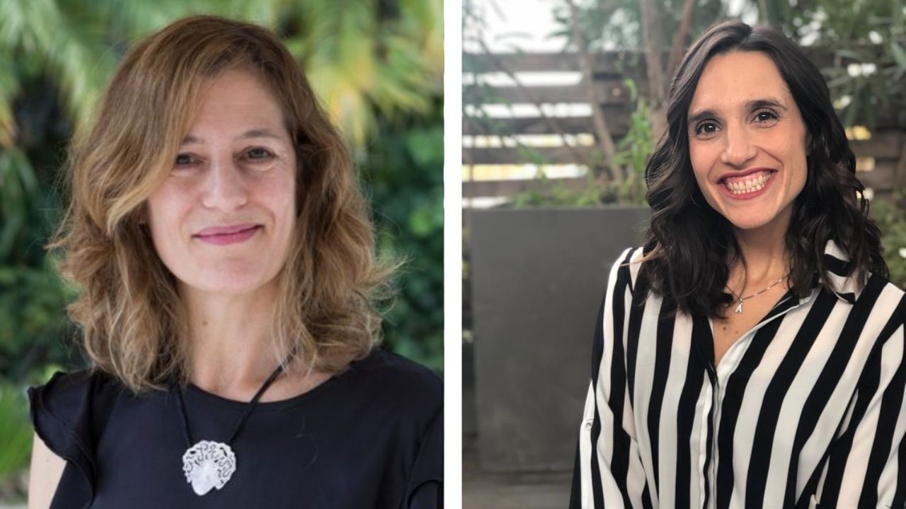 Dos mujeres sonrientes, fondo vegetal, camisa a rayas.