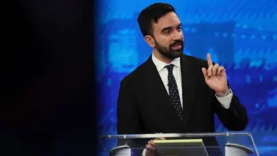 Joven socialista vence a exgobernador en primarias demócratas a la alcaldía de Nueva York