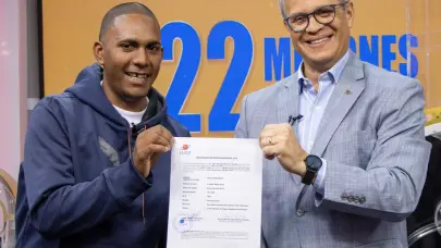 LEIDSA entrega certificado a empacador de supermercado ganador de 22 millones con el Loto