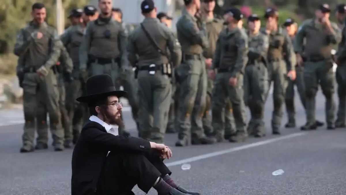 Ultraortodoxos bloquean autopista israelí para protestar contra el servicio militar
