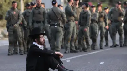 Ultraortodoxos bloquean autopista israelí para protestar contra el servicio militar