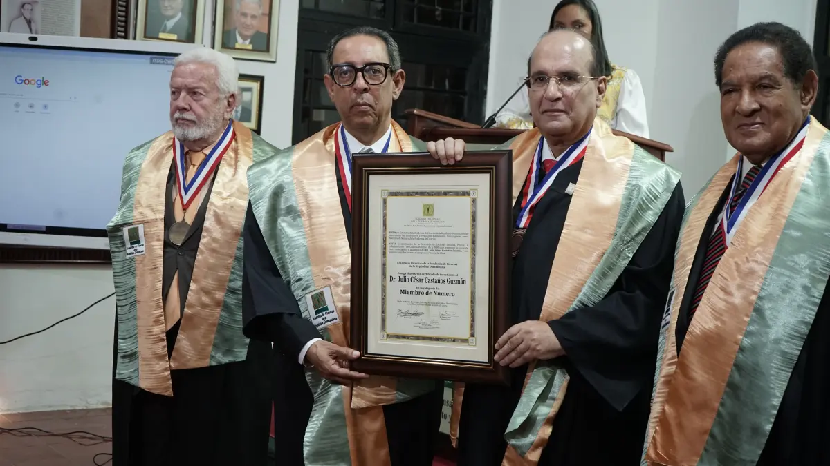 Academia de Ciencias inviste como miembro de Número al jurista Julio César Castaños Guzmán
