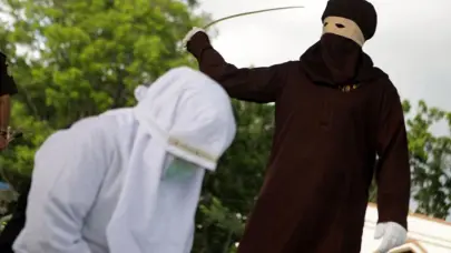Una mujer recibe 100 latigazos en público en Indonesia por adulterio