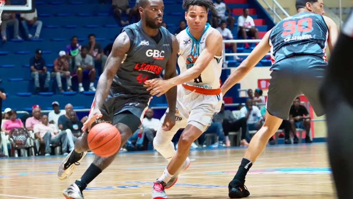 Leones resisten presión y se llevan el triunfo ante Titanes