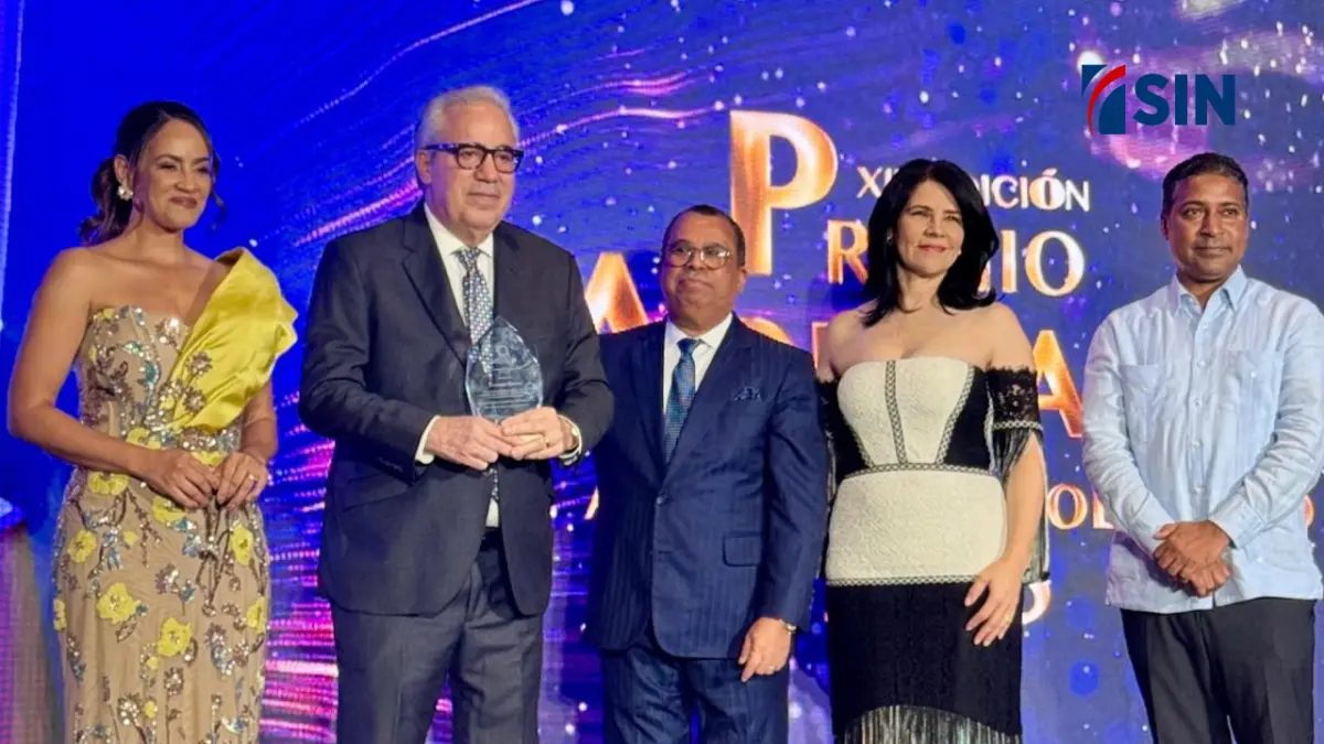 Hasbun recibe el Premio al Mérito Periodístico: «Creo en un periodismo objetivo y honesto; quienes han trabajado conmigo lo saben»