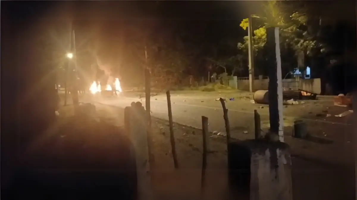 Violenta protesta en Maimón: Queman neumáticos y bloquean tramo carretero