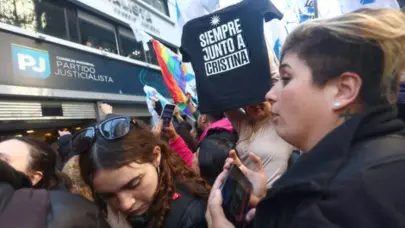 Ola de protestas avanza hacia la Casa de Gobierno por caso Cristina Fern&aacute;ndez