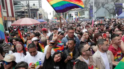 Bogot&aacute; vibra con los colores del arco&iacute;ris en marcha por el orgullo y la justicia
