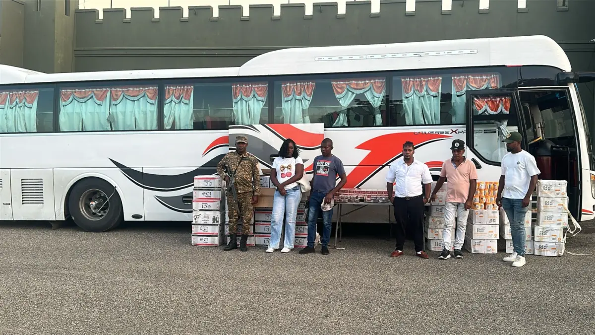 Autoridades interceptan autobús público con indocumentados y mercancía ilegal