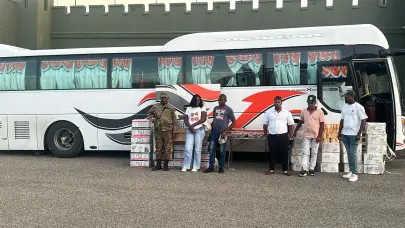 Autoridades interceptan autobús público con indocumentados y mercancía ilegal