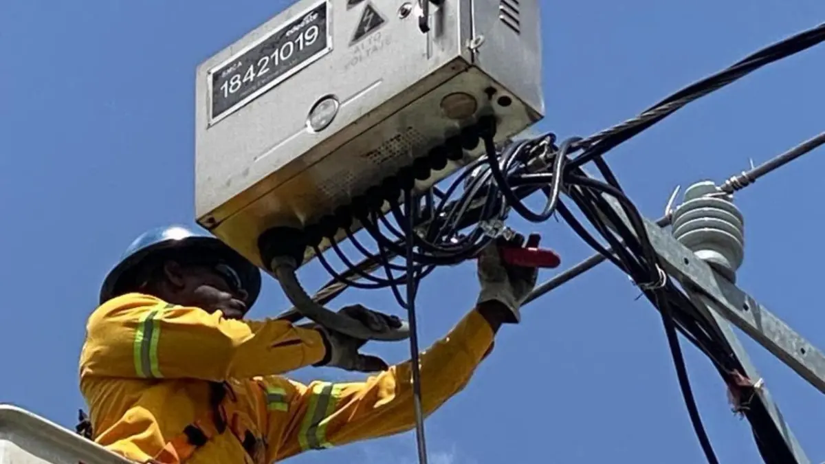 Edeeste continúa desmantelando conexiones ilegales en sectores del DN y SDE