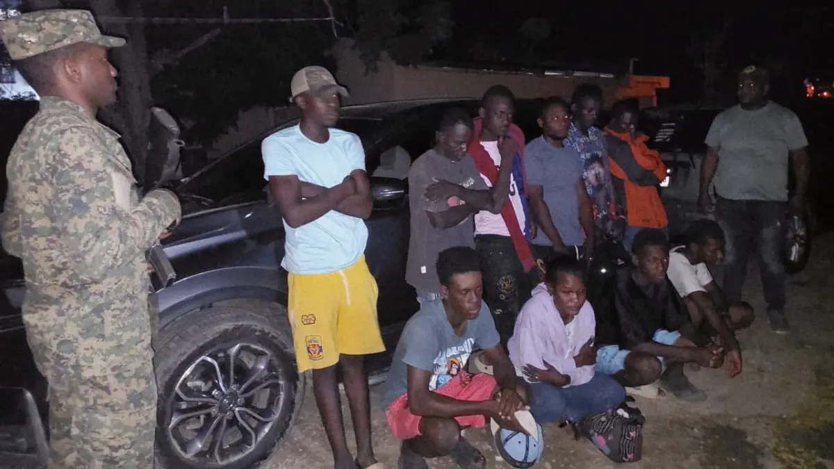 Detienen 12 migrantes indocumentados en jeepeta en Montecristi