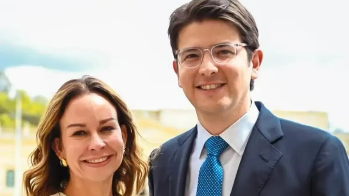 Esposa de Miguel Uribe pide seguir orando por la vida del senador colombiano herido