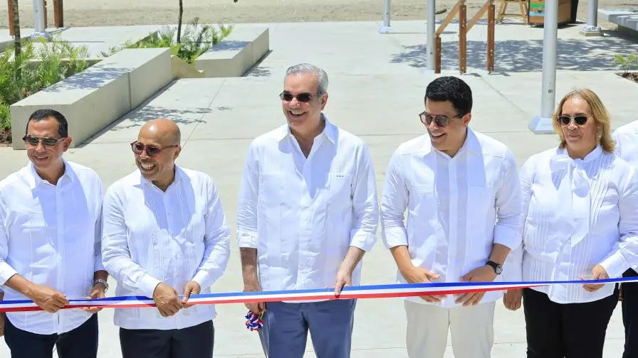 Luis Abinader y David Collado inauguran malecón en Haina