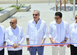 Luis Abinader y David Collado inauguran malecón en Haina