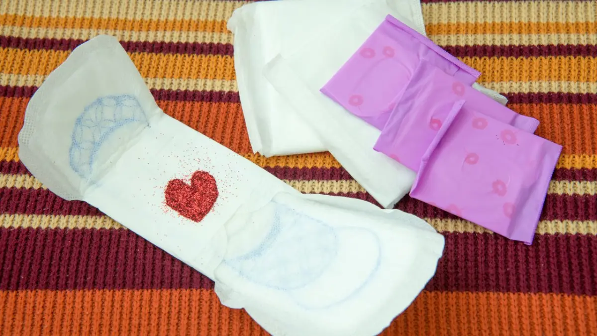 Pintarse las uñas, lavarse el cabello, hacer ejercicio: mitos y realidades sobre la menstruación