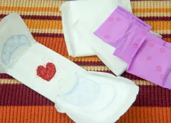 Pintarse las uñas, lavarse el cabello, hacer ejercicio: mitos y realidades sobre la menstruación