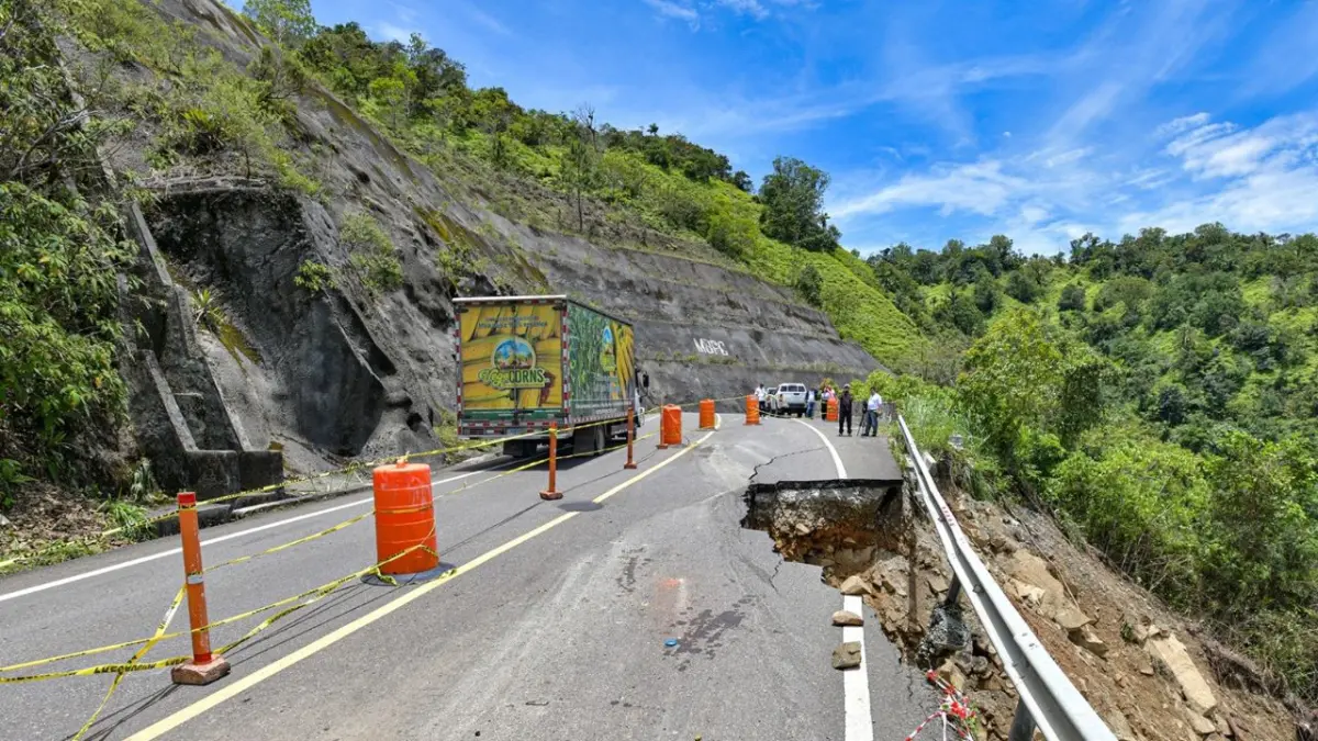 Obras Públicas refuerza vigilancia en la carretera Casabito-Constanza tras deslizamientos