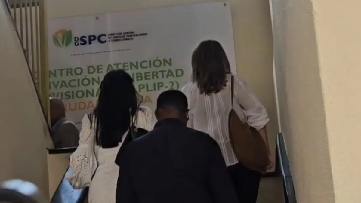 Esposa e hija de Antonio Espaillat lo visitan en la cárcel de Ciudad Nueva