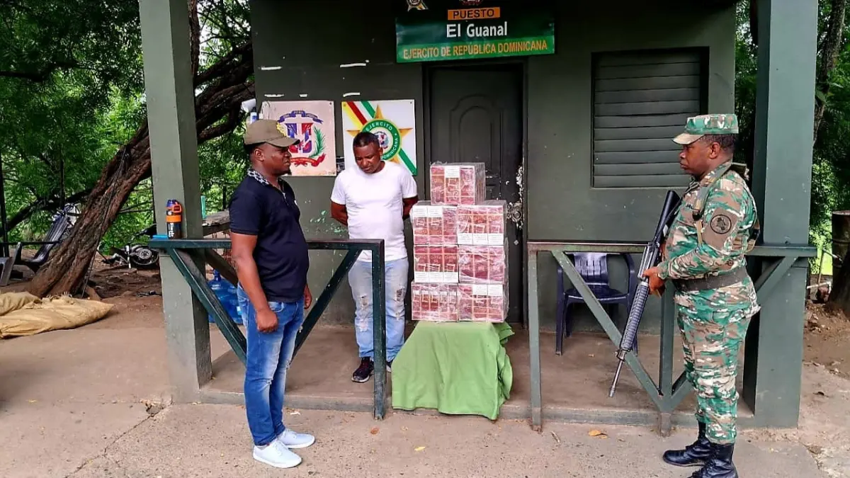 Un pasajero de autobús fue detenido con 21 mil cigarrillos en el maletero en Santiago Rodríguez