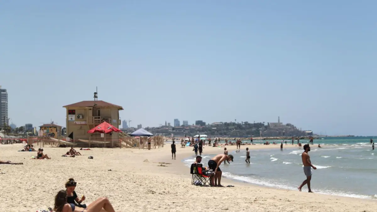 La playa de Tel Aviv se llena de israelíes buscando paz, rota por las alarmas
