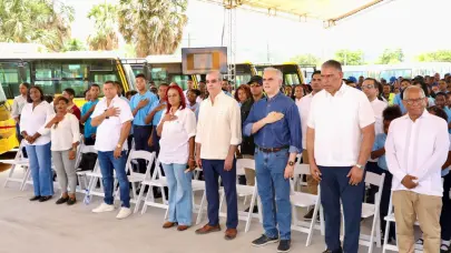 Abinader pone en marcha el Sistema Nacional de Transporte Estudiantil (TRAE) en Samaná