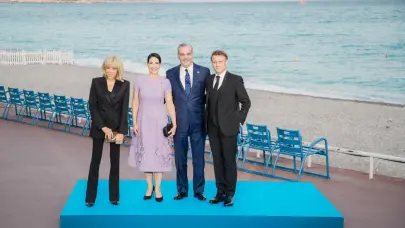 Presidente Abinader y Primera Dama son recibidos por el presidente Macron y su esposa en Cena de Gala