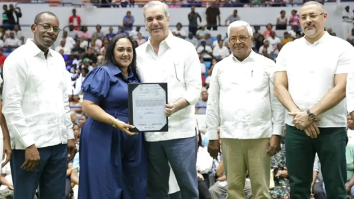 Presidente Abinader entrega 1,600 títulos de propiedad en La Romana