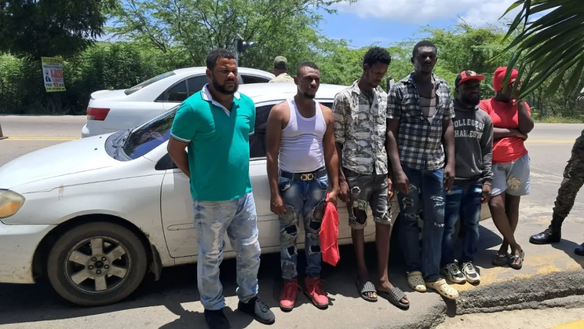 Detienen a dominicano con haitianos indocumentados intentando evadir a militares en Montecristi