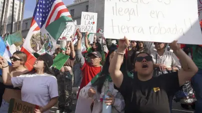 Cientos salen a la calle en Texas para apoyar las protestas de Los Ángeles