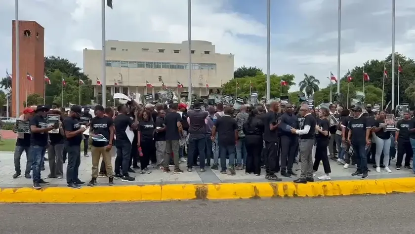 Suplidores de alimentos escolares se manifiestan frente al Congreso Nacional