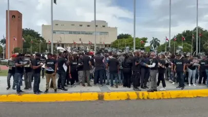 Suplidores de alimentos escolares se manifiestan frente al Congreso Nacional