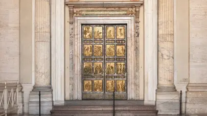 El papa atravesó la Puerta Santa y dijo que para servir en el Vaticano hay que ser santos