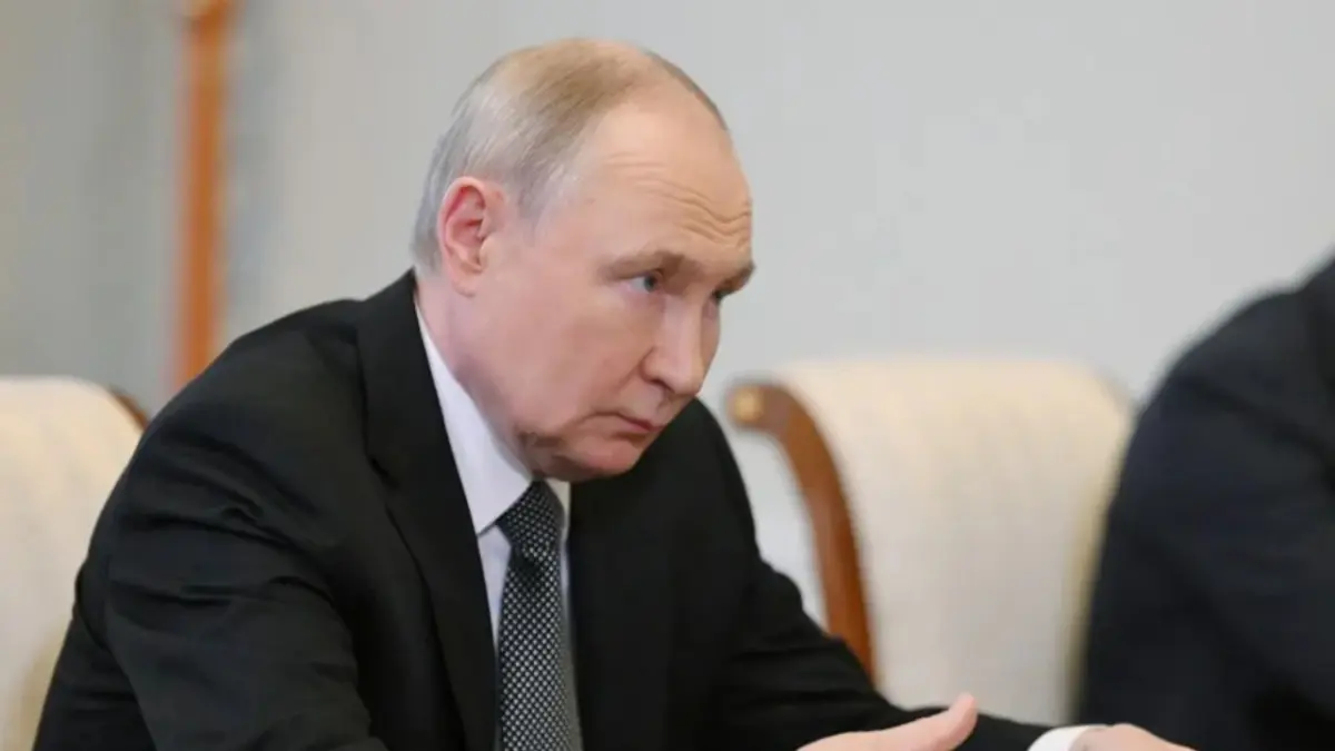 Putin promulga ley que sanciona actividades de agentes extranjeros fuera del país