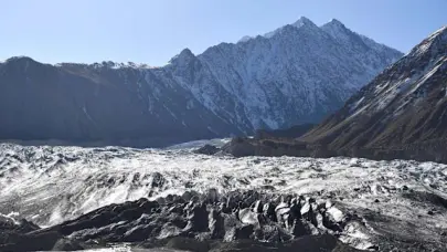 Rescatan a 160 personas atrapadas en un hotel inundado tras derretirse glaciar en Pakistán